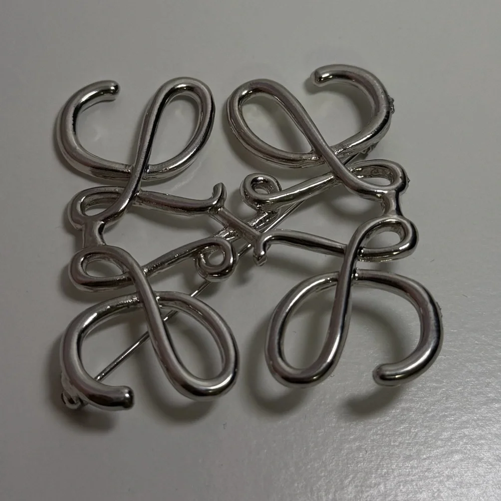 Silver Brooch with Elegant Design - Picture 2 of 4